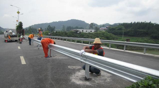 做好波形護欄日常維護工作,時刻發揮護欄的防護能力